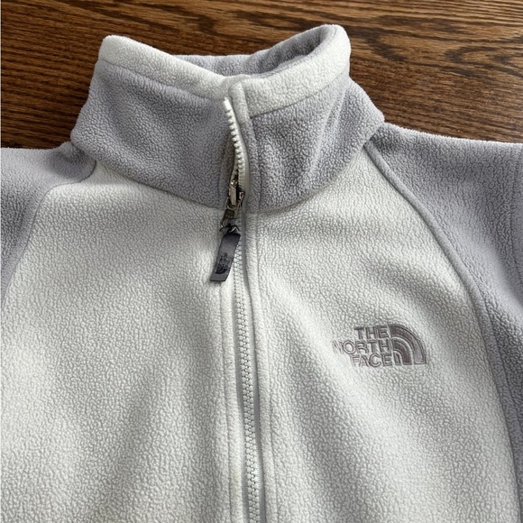 Medium women’s north face jacket - Picture 2 of 5